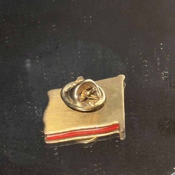 Vintage red, white, & blue enamel painted American flag lapel pin - Picture 3 of 4